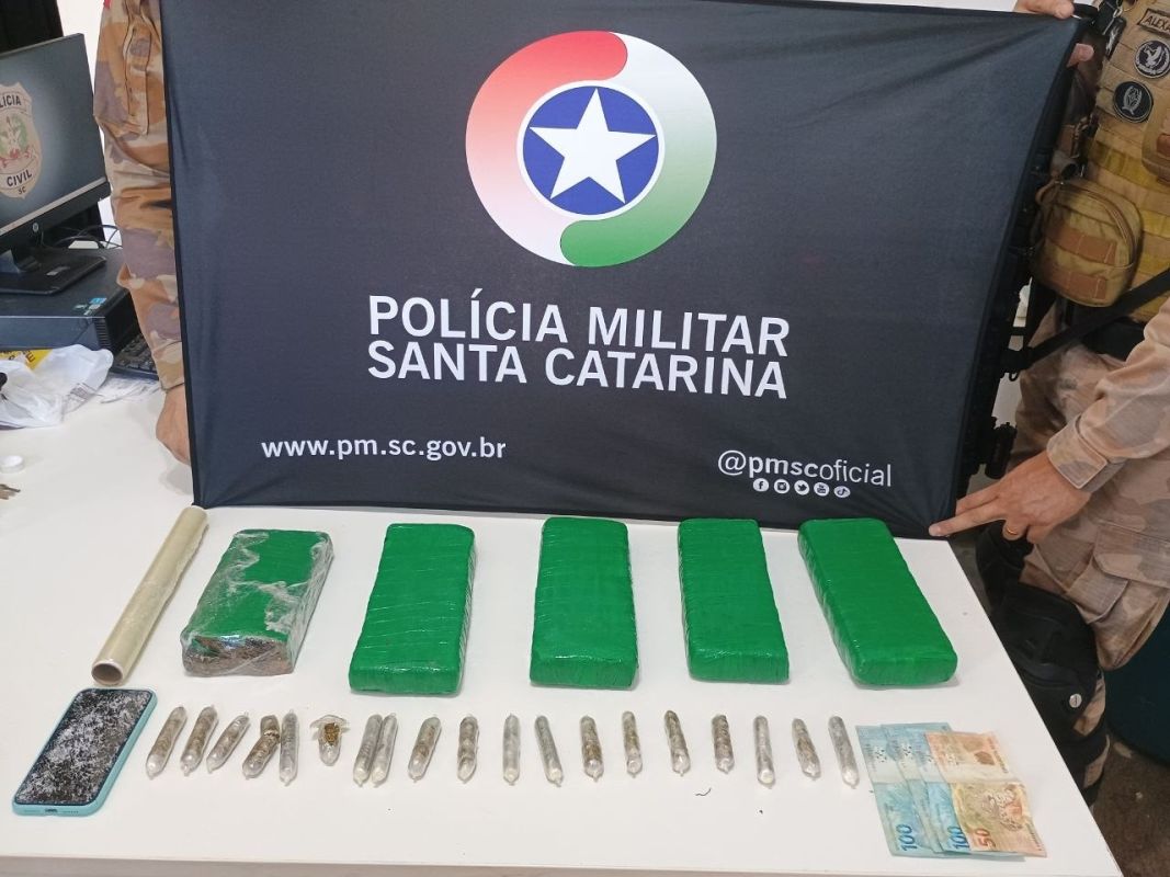 Jovem é presa por tráfico de drogas após esconder entorpecentes em geladeira em Chapecó