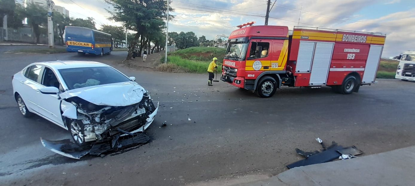 Colisão entre carro e van deixa três feridos em Xaxim