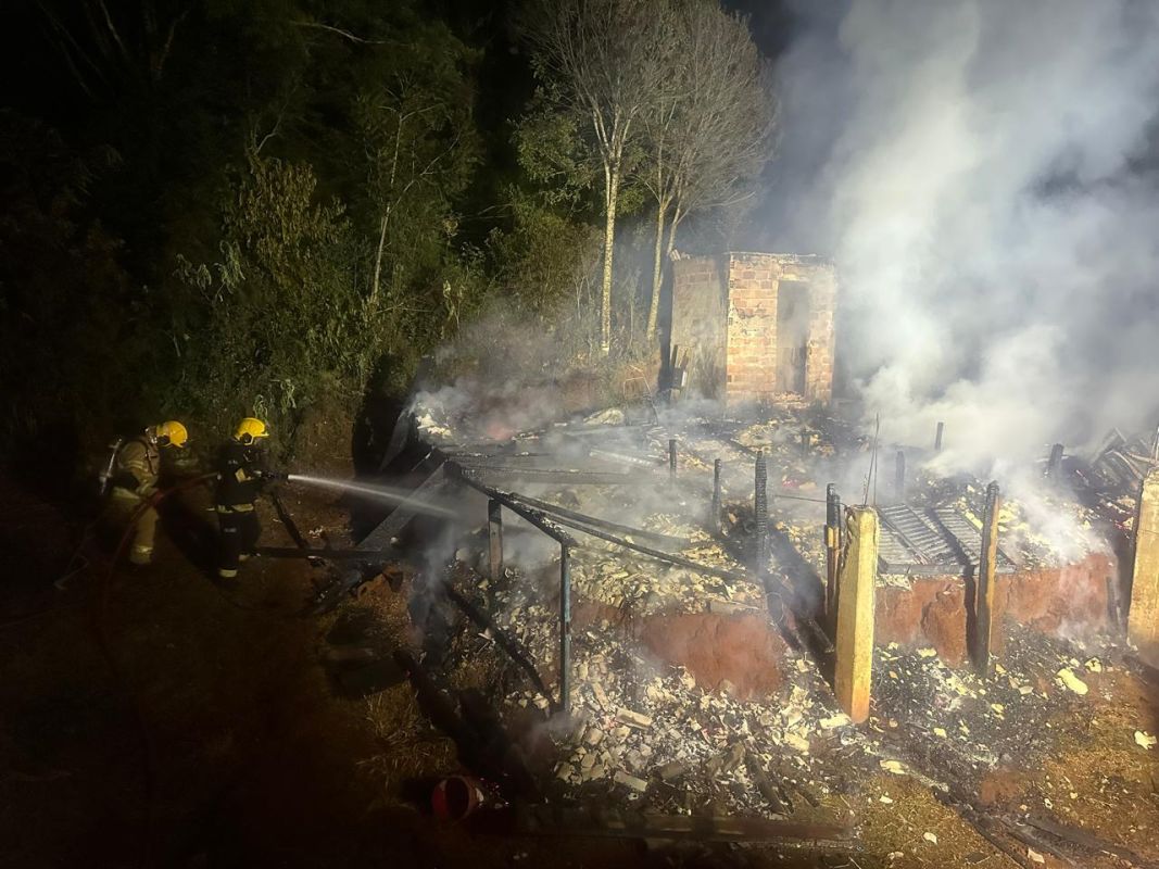 Incêndio destrói residência no interior de Xanxerê e suspeita é de ação criminosa