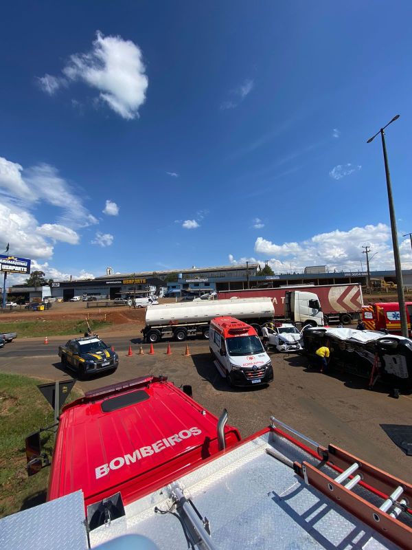 Colisão entre veículos deixa feridos na BR-282, no Oeste