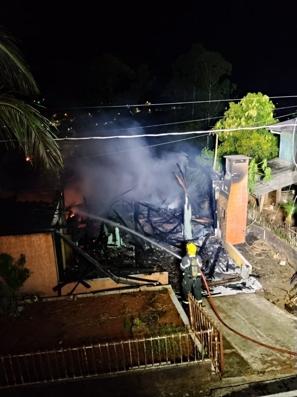 Incêndio destrói residência de madeira durante a madrugada em município do Oeste
