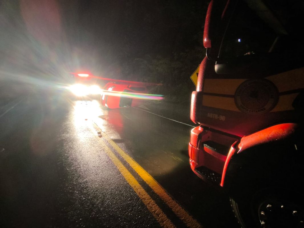 Carro capota na SC-305 e droga é encontrada no veículo 