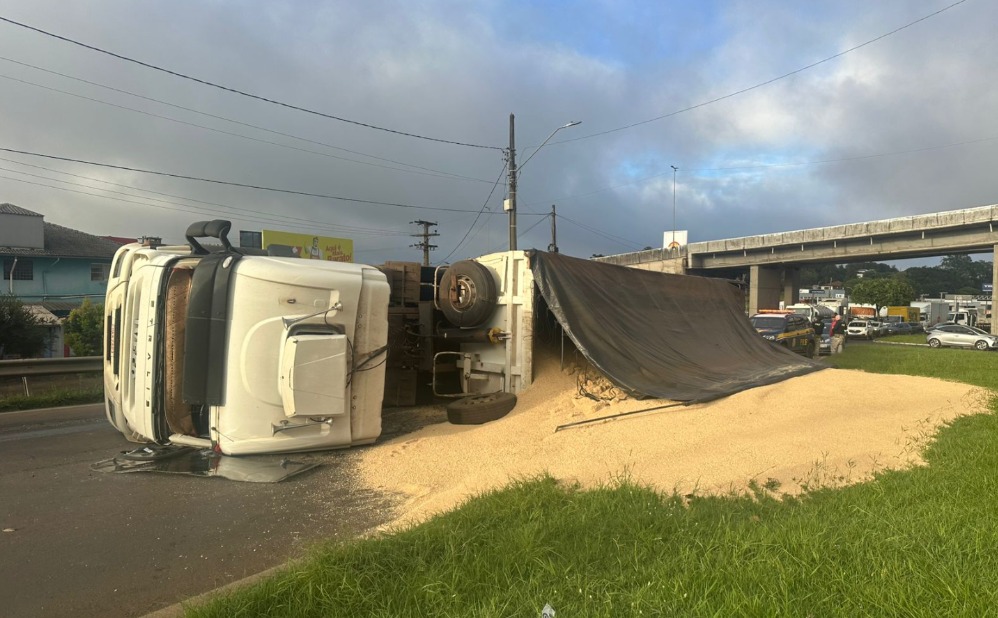 Carreta tomba e provoca filas na BR-282 em Chapecó