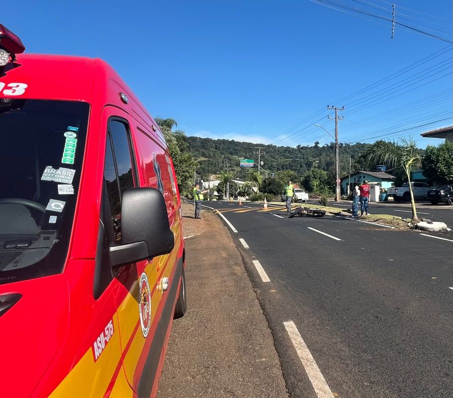 Motociclista fica ferido após colisão com carro em município do Oeste