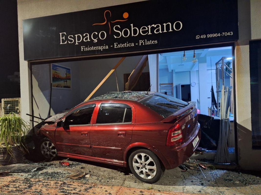 Motorista embriagado é preso após colidir carro contra estabelecimento no centro de Xanxerê