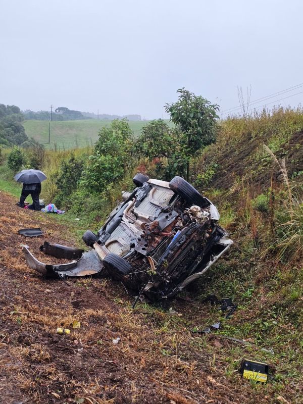 Capotamento na BR-282 deixa três feridos em Vargeão