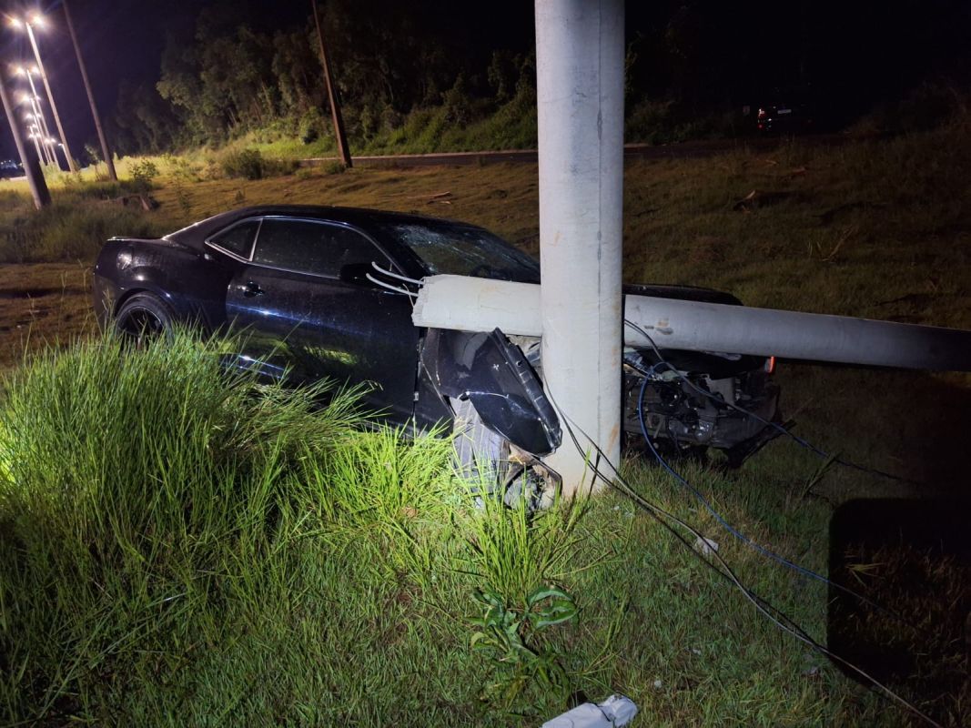 Motorista abandona Camaro após colidir contra poste na SC-283 em Chapecó