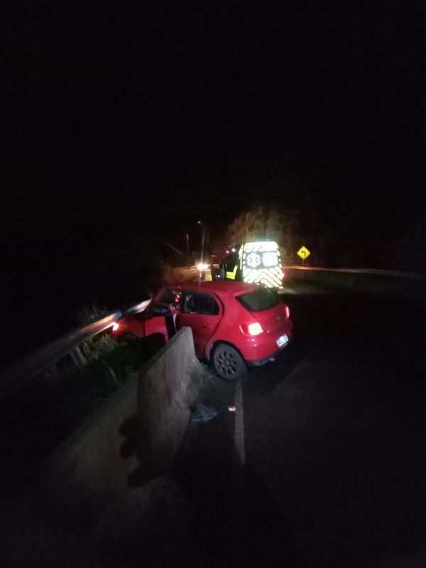 Motorista é socorrido após sair da pista e colidir contra ponte na SC-480