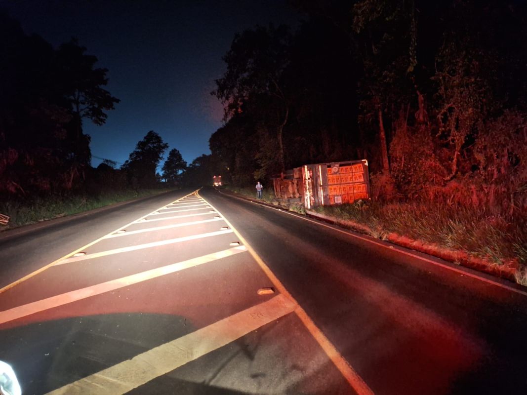 Caminhão sai da pista e tomba na SC-480 em Chapecó