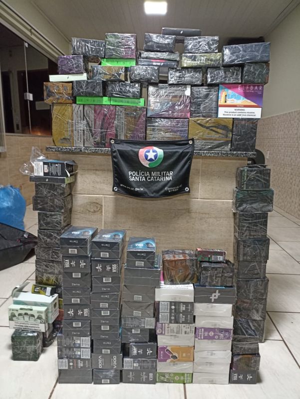 Trio é flagrado com cigarros eletrônicos e mercadorias ilegais em ônibus no Oeste