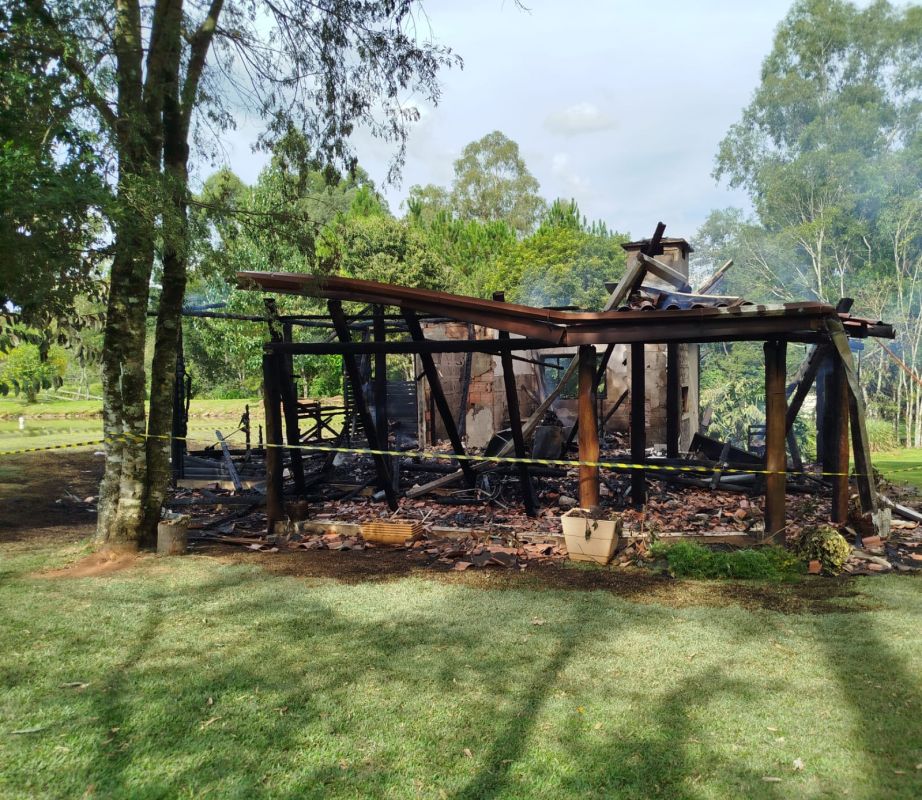 Incêndio destrói edificação de 75 m² no interior de município do Oeste