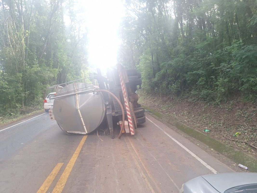Caminhão sai da pista e tomba na SC-305, no Oeste 