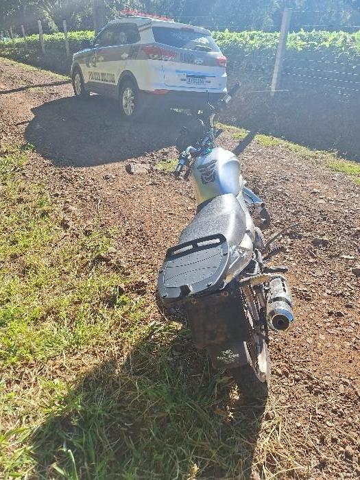 Motocicleta furtada é encontrada abandonada em barranco em Xanxerê