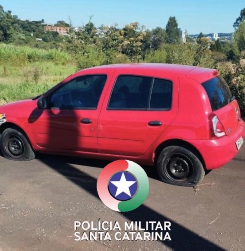 Carro furtado é localizado com danos em via pública de Xanxerê