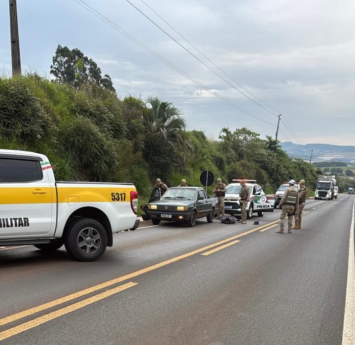 Dois homens são presos após furtar veículo e tentar fugir da polícia em rodovia 