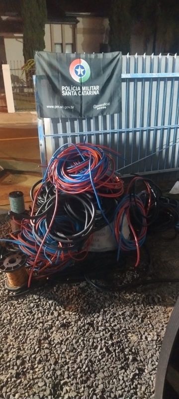 Dupla é presa com 430 quilos de fios de cobre furtados de centrais de telefonia no Sul de SC