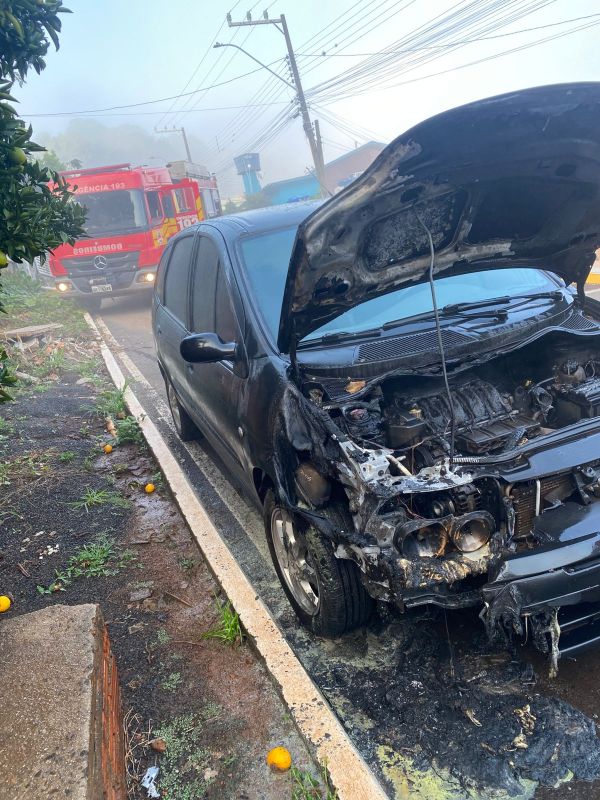 Incêndio em veículo é controlado por bombeiros na SC-155, em Seara