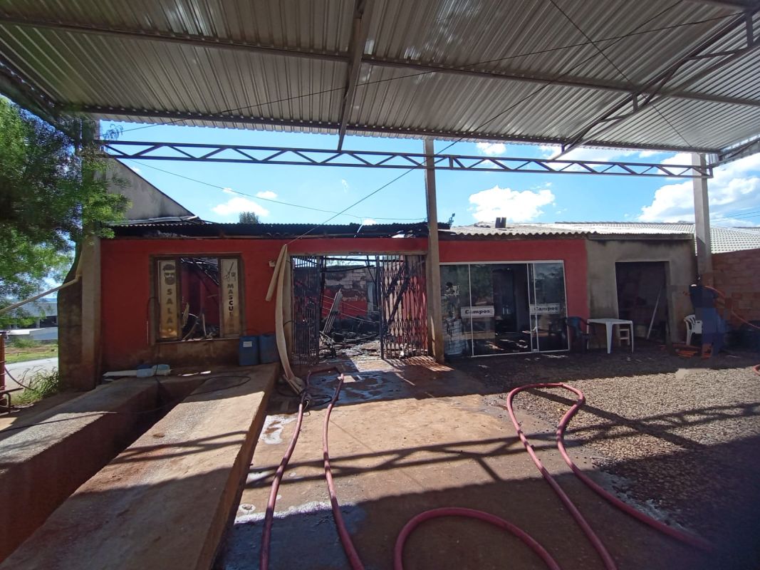 Incêndio atinge residência e mobiliza bombeiros em São Domingos