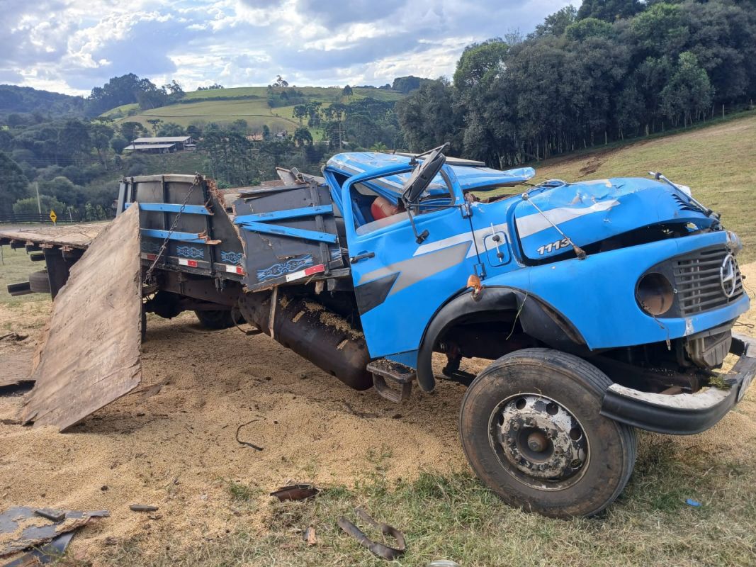 Caminhão carregado com soja tomba na SC-355 e motorista fica ferido em Água Doce