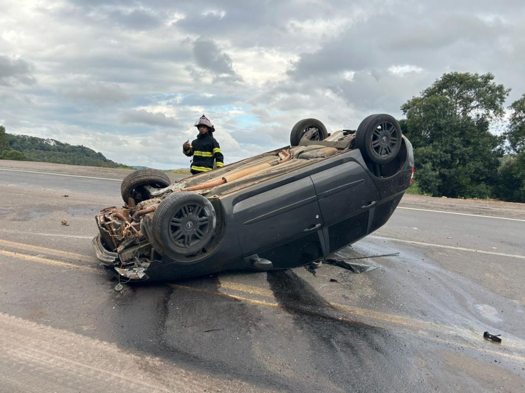 Bombeiros atendem capotamento de veículo na BR-153 em Irani