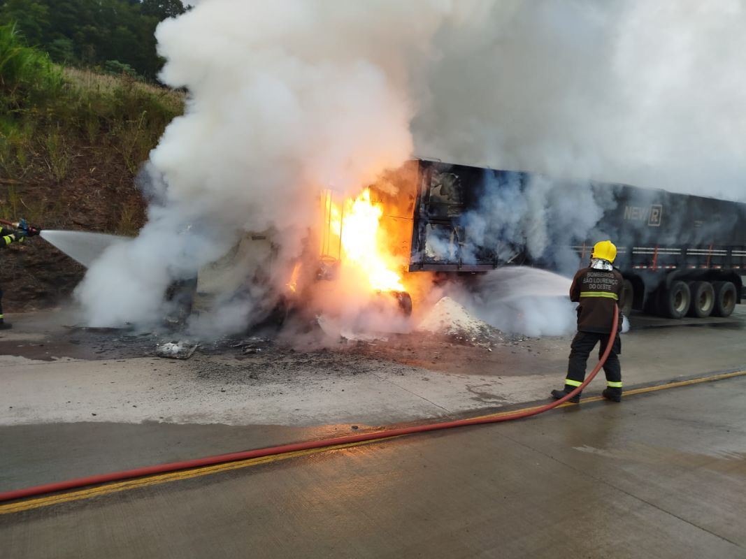 Carreta carregada com farinha de trigo pega fogo na SC-305, no Oeste