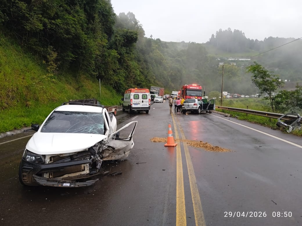 Colisão frontal deixa mulher encarcerada e dois feridos na SC-355, no Oeste