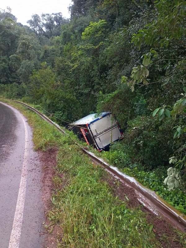 Caminhão sai da pista na SC-155, em Xanxerê