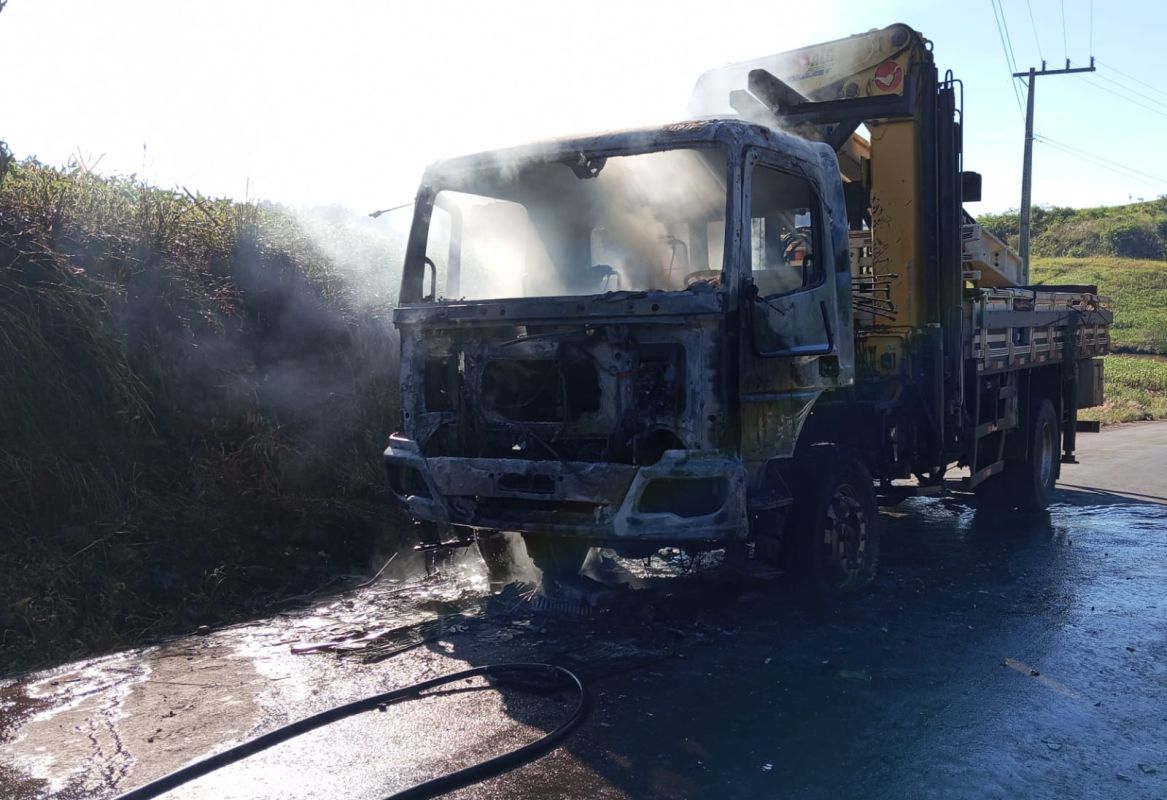 Caminhão é destruído por incêndio no interior de município do Oeste