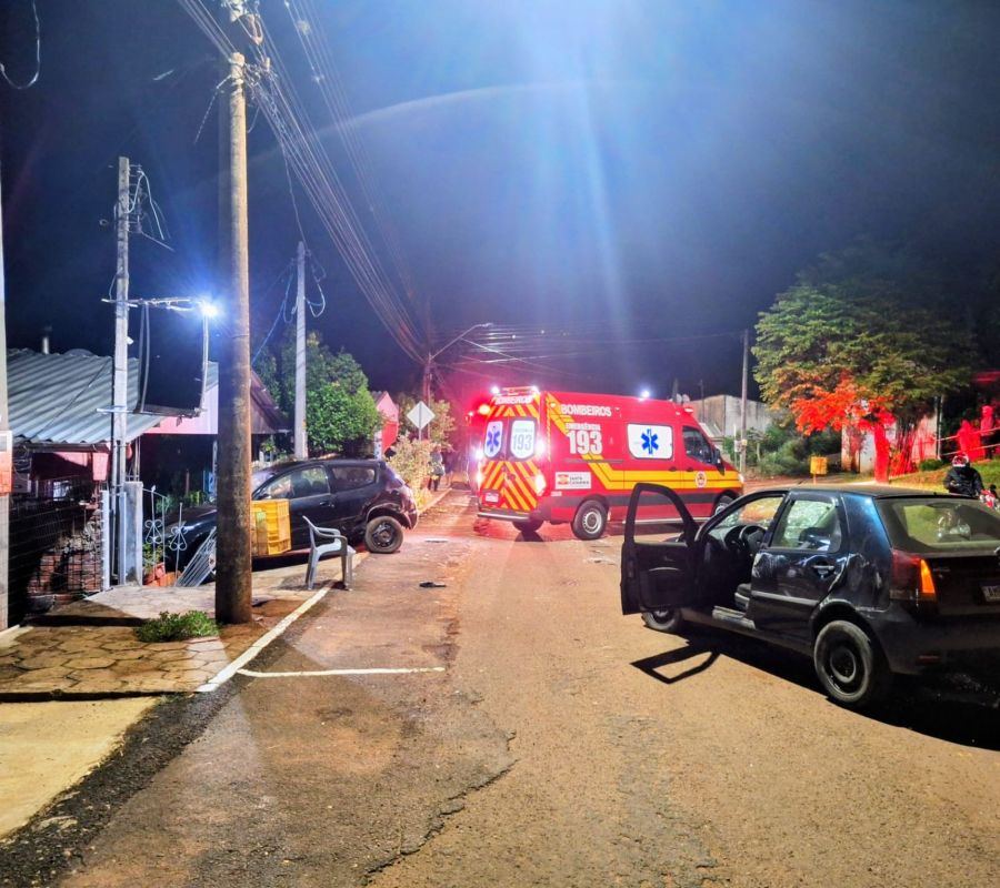 Motorista fica ferido após colisão seguida de capotamento no Oeste