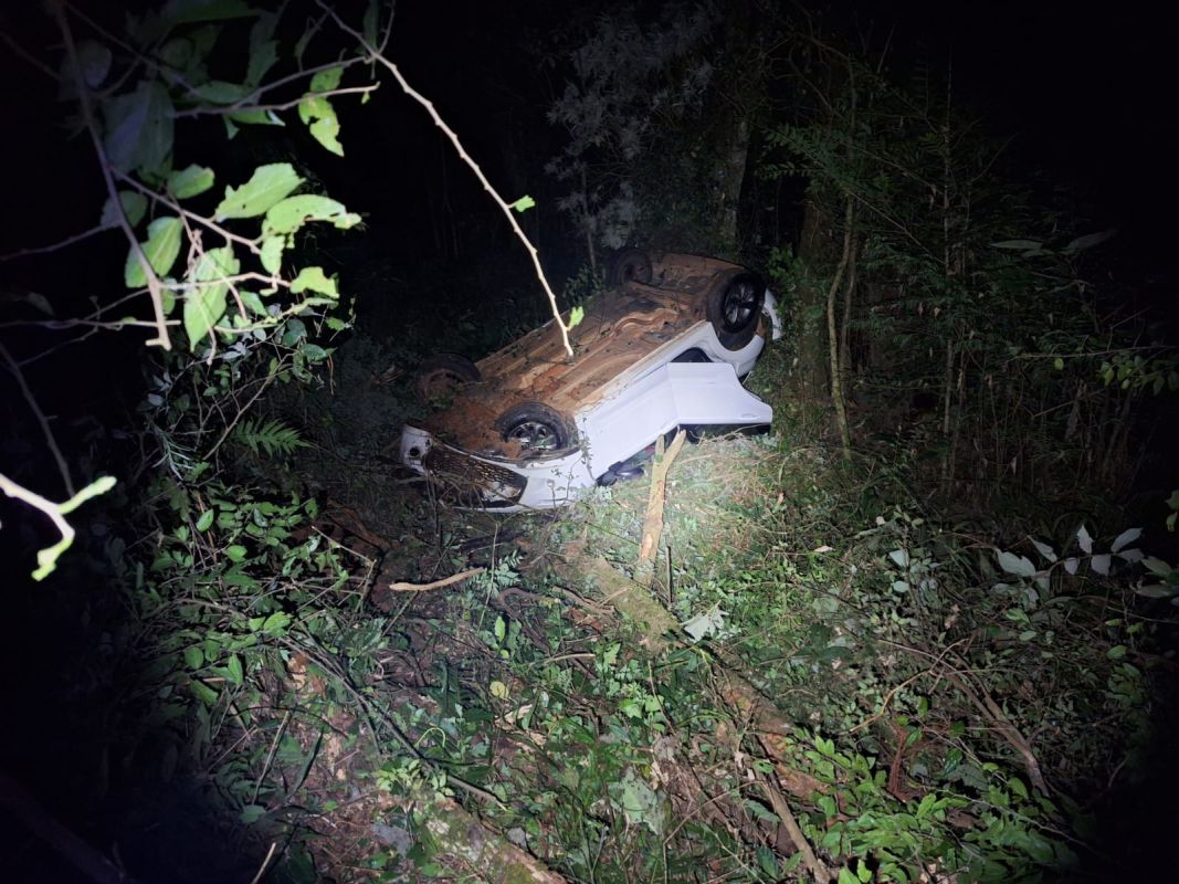 Motorista perde controle, sai da pista e capota veículo na SC-283 em Chapecó