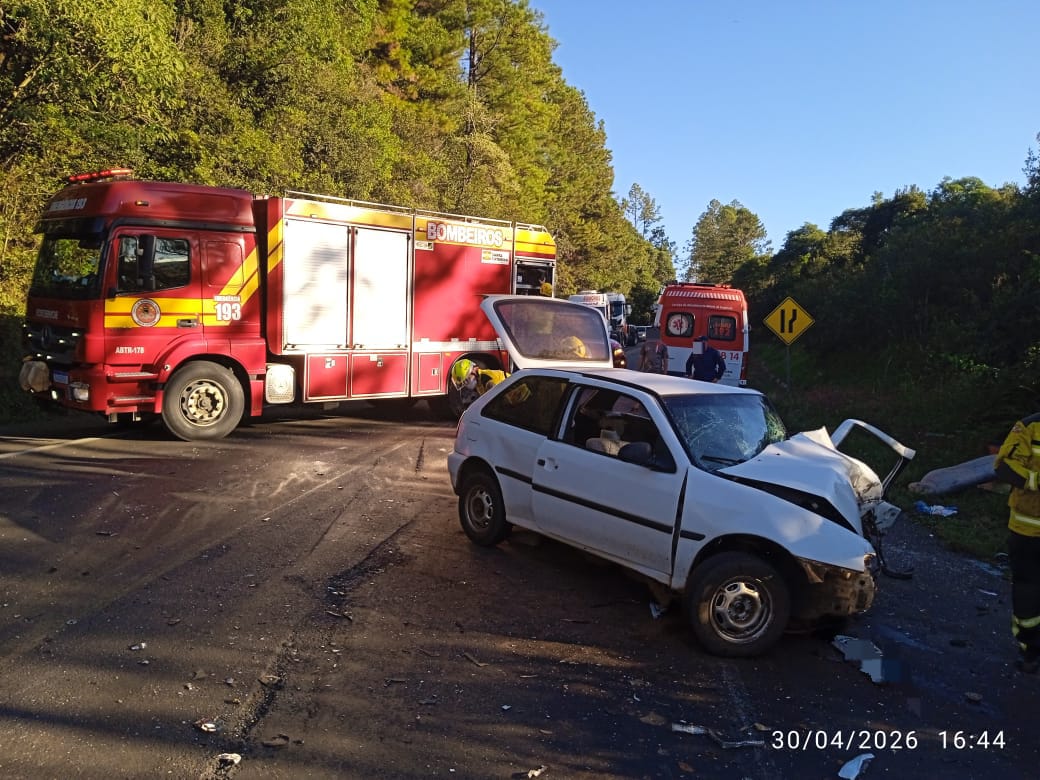 Colisão frontal entre carro e caminhão deixa dois feridos na BR-282 em Vargem Bonita