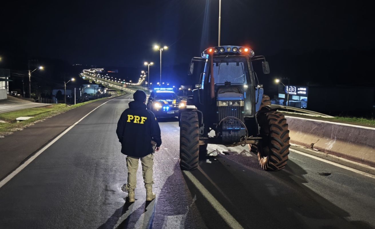 Homem se desentende com patrão, rouba trator e fica sem combustível na BR-480, em Chapecó