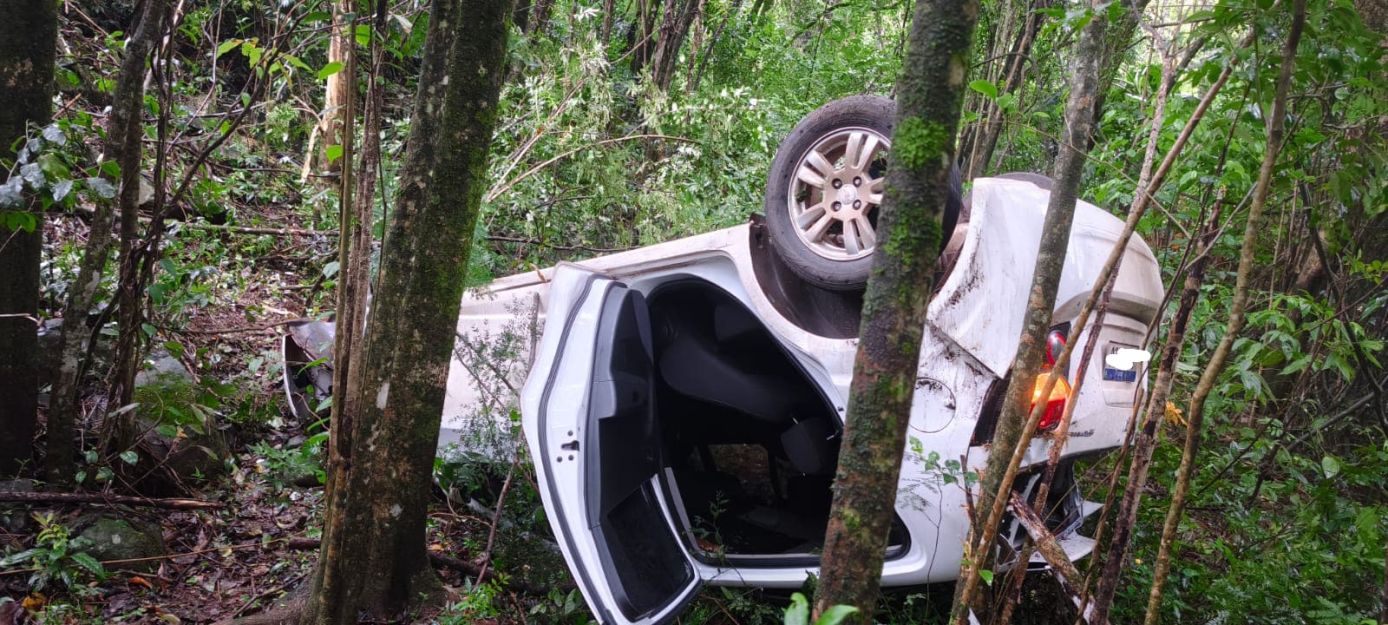 Motorista fica ferida após saída de pista seguida de capotamento na BR-158, no Oeste