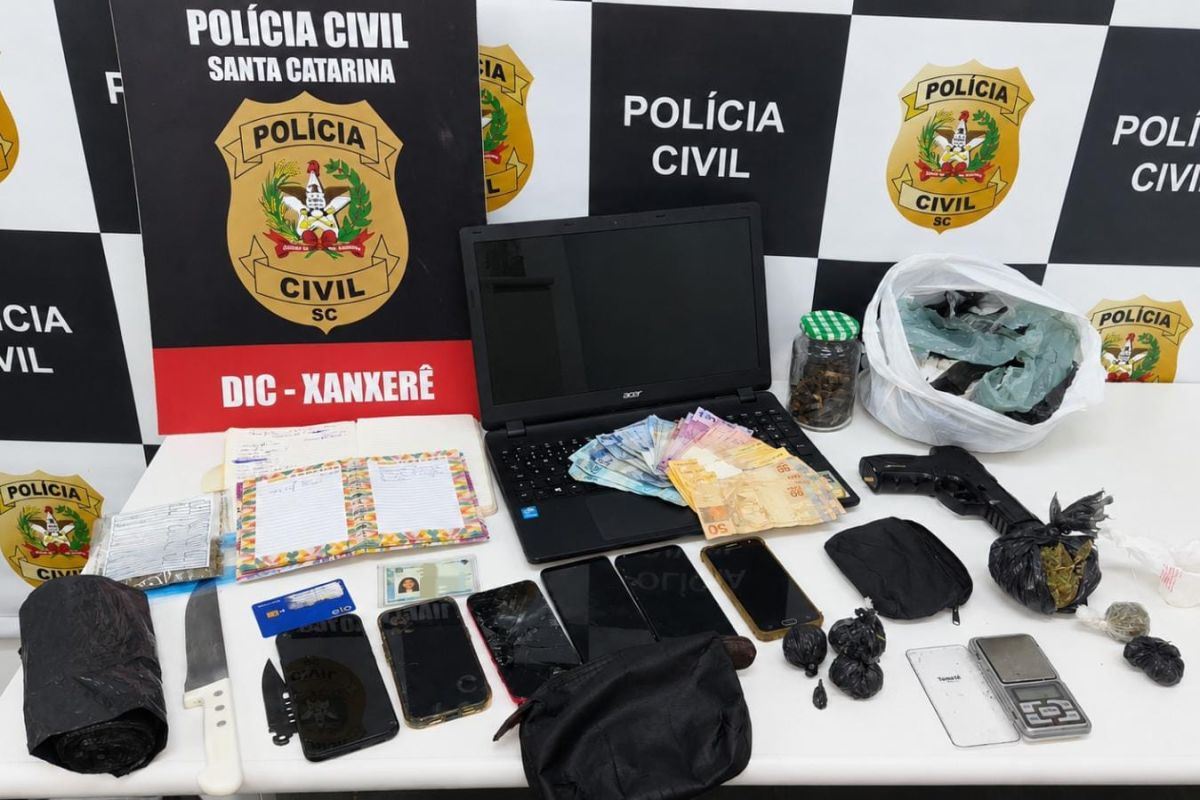 Jovem de 18 anos é presa por tráfico de drogas em Faxinal dos Guedes