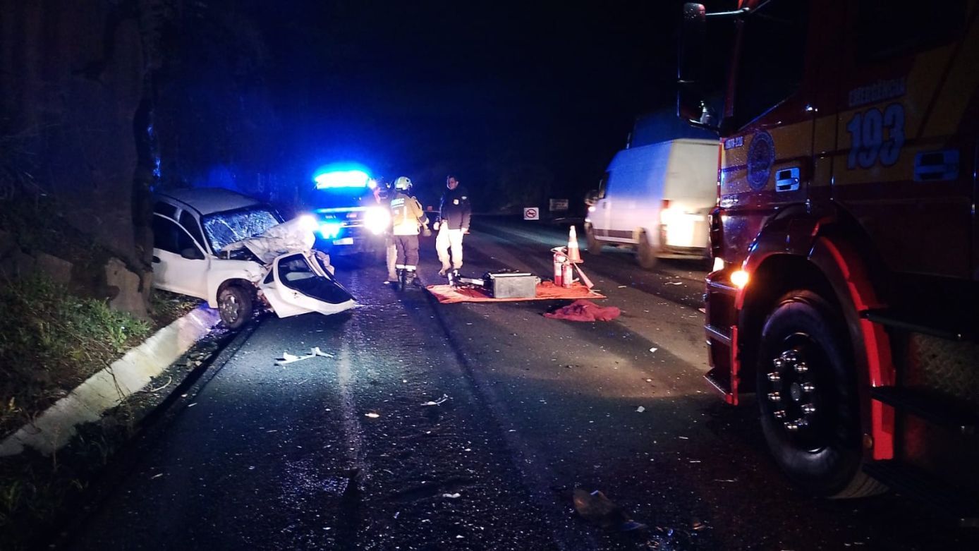 Colisão frontal entre carro e caminhão deixa motorista ferido na BR-282 em Xanxerê