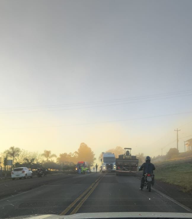 Motociclista sofre fratura exposta após colisão com caminhão na SC-163