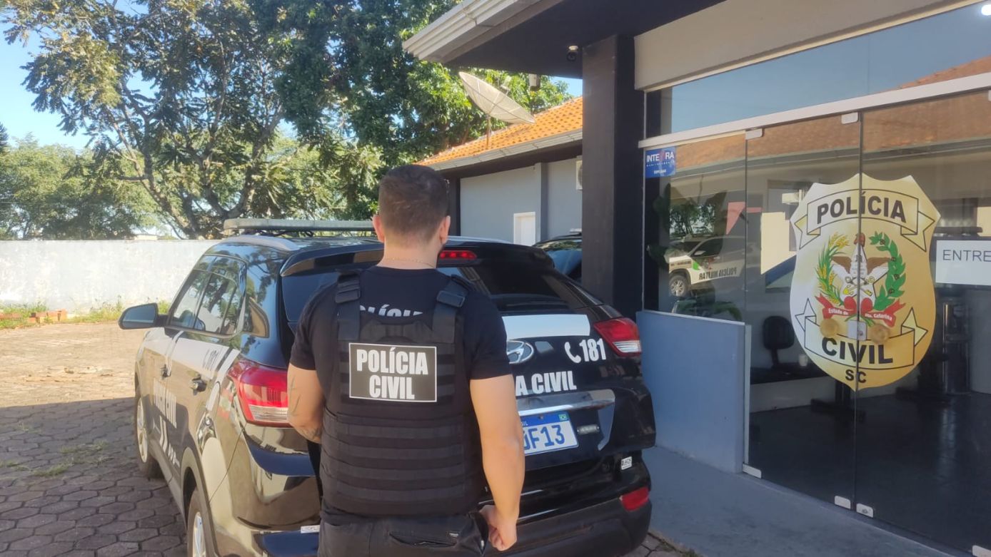 Polícia Civil prende mulher e apreende adolescente por tráfico de drogas e corrupção de menores no Oeste