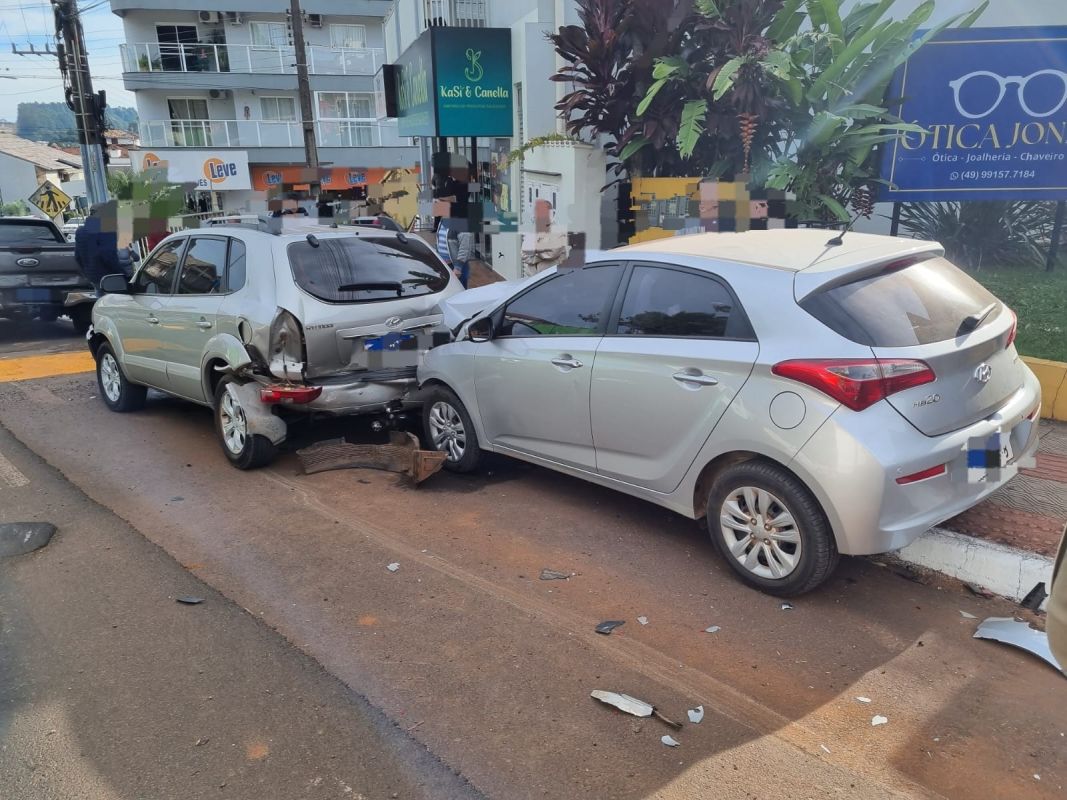 Colisão envolvendo carro estacionado deixa duas pessoas feridas no Oeste