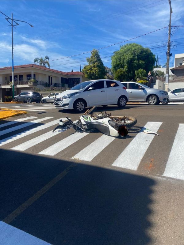Motociclista fica ferido após colisão frontal com carro 