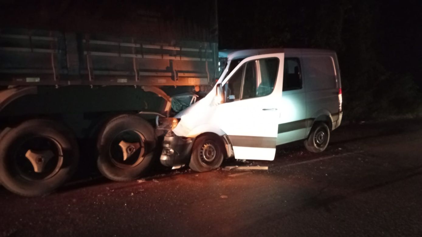 Colisão entre van e carreta deixa oito trabalhadores feridos na BR-282 