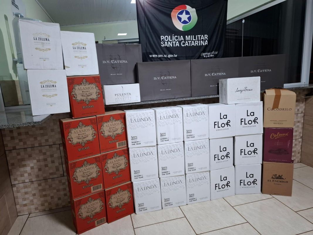 Polícia Militar Rodoviária apreende mais de 200 garrafas de vinho argentino em ônibus na SC-155