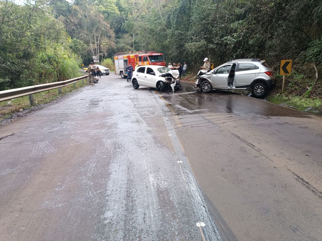 Colisão entre carros deixa dois homens feridos na SC-283 no Oeste