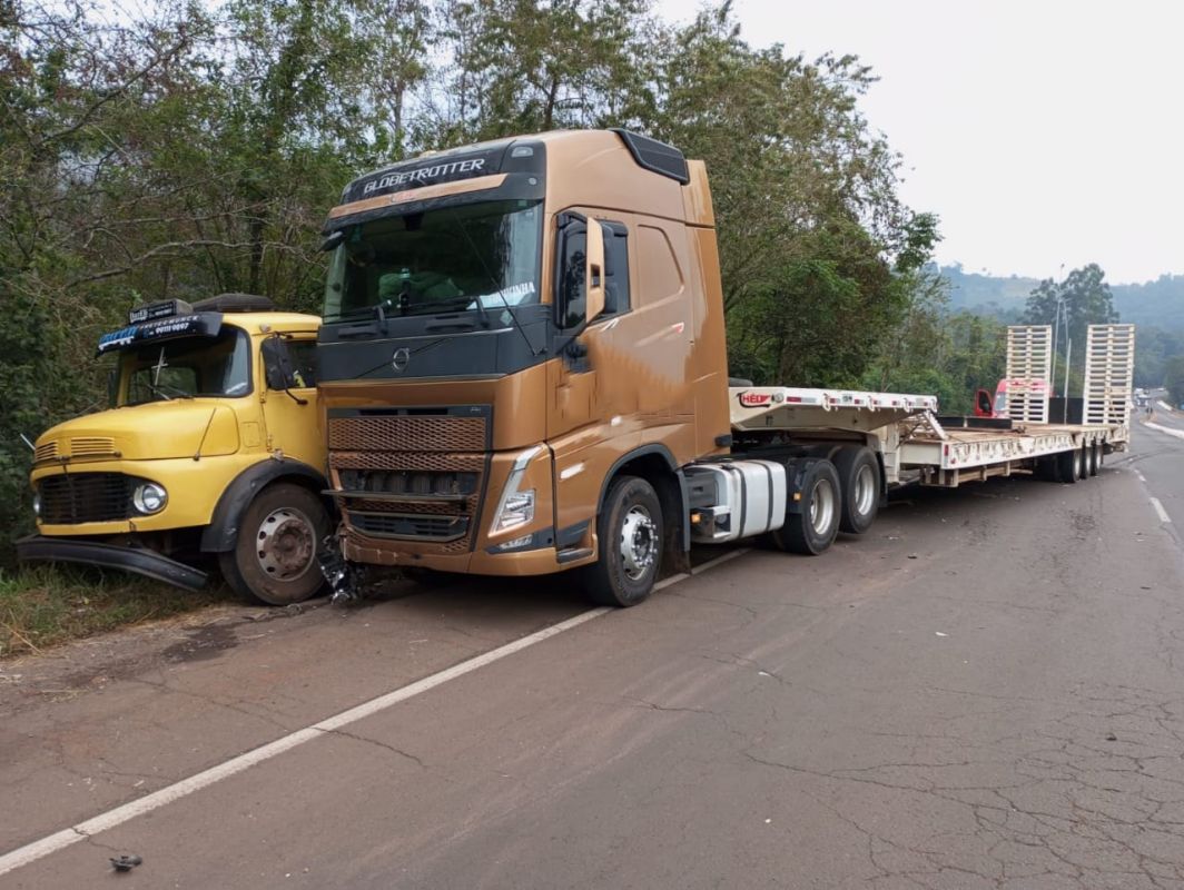 Colisão entre carreta, caminhão e carro deixa dois feridos na BR-158, no Oeste 