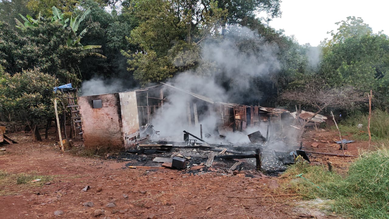 Incêndio destrói residência de madeira no interior de Guatambu