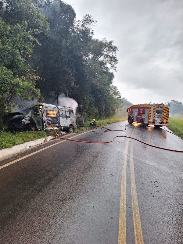 Ambulância pega fogo após colisão lateral na SC-480 em Ipuaçu