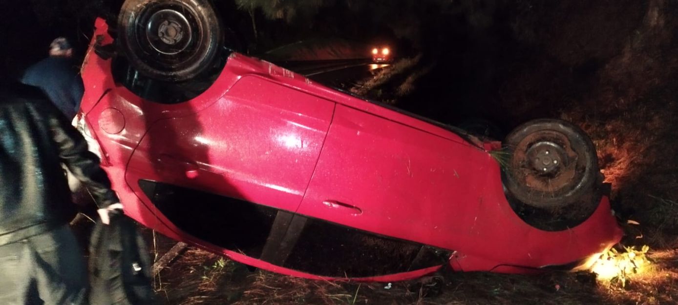 Veículo sai da pista e capota na BR-282 em Ponte Serrada, na sexta-feira (22)
