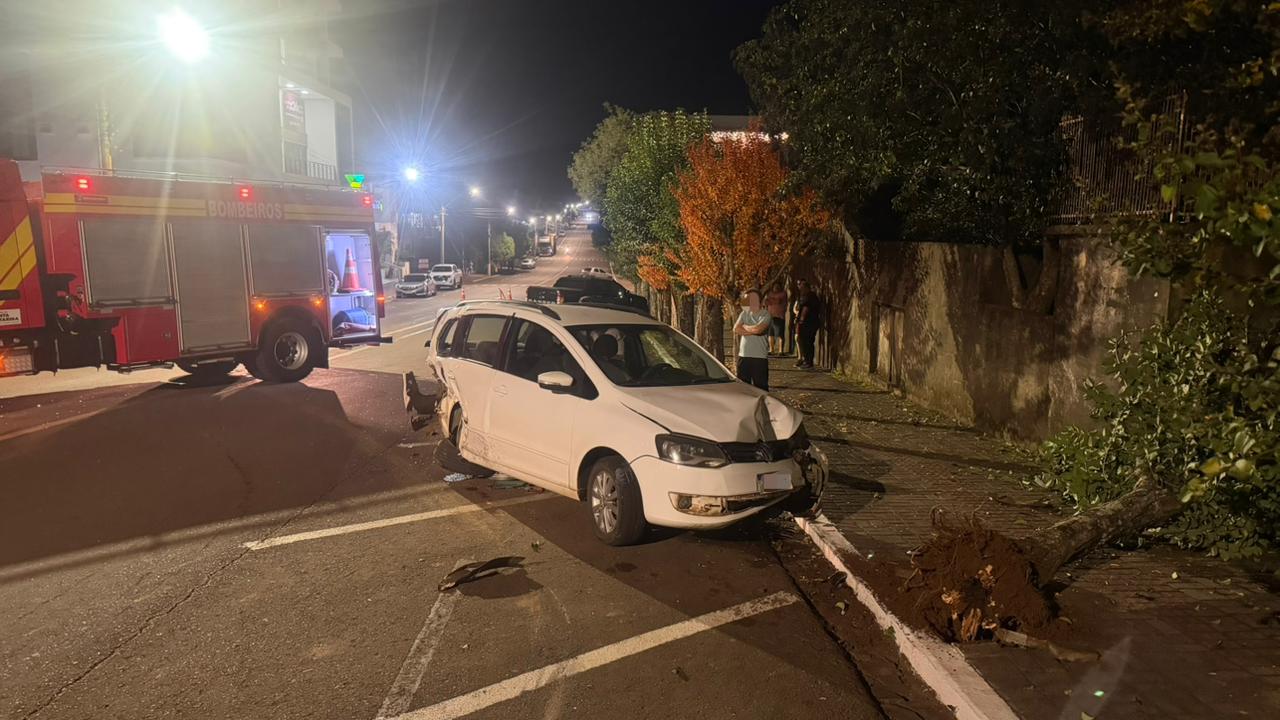 Motorista fica ferido após colisão contra veículo estacionado no Oeste