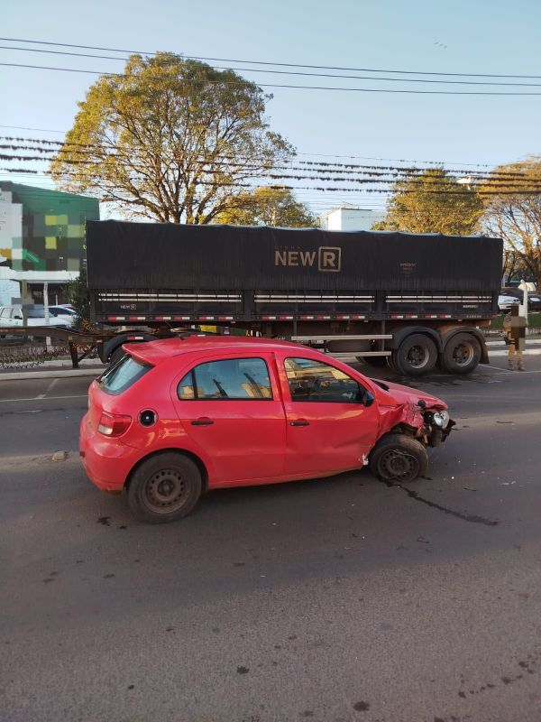 Motorista fica ferido após colisão entre carro e carreta em Maravilha