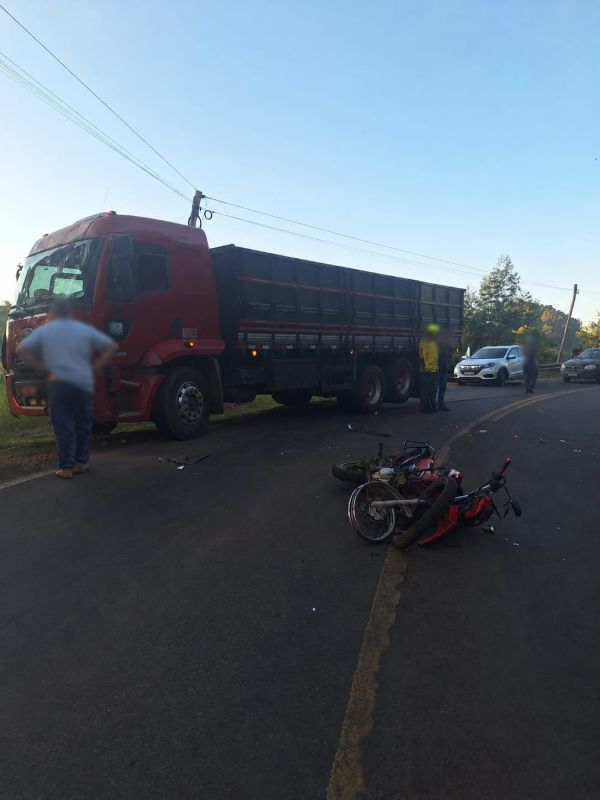 Motociclista fica ferido após colisão com caminhão na SC-163 no Oeste
