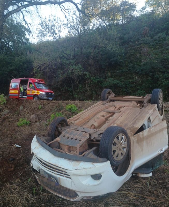 Motorista perde controle do carro e capota na SC-163 no Oeste